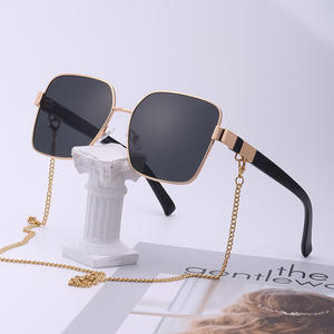 แว่นกันแดดแบบโซ่สำหรับผู้หญิง กรอบสี่เหลี่ยมโลหะ ป้องกันรังสียูวี 400 แฟชั่นสำหรับการเดินทาง สไตล์เกาหลี ดีไซน์ทันสมัย - Product Image 5