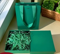 Scatola regalo rigida personalizzata con logo per prodotti skincare, verde smeraldo