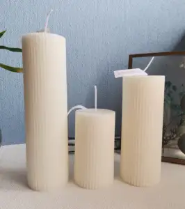 Großhandel Export Eigenmarke elfenbeinfarbene weiße vertikale gestreifte Säulenkerzen für Bankett Hochzeit Heimdekoration