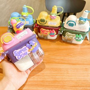 Vente en gros de nouvelles bouteilles d'eau en plastique de <span class=keywords><strong>2023</strong></span> ml pour enfants mignons d'extérieur avec deux longues pailles de dessin animé 500 - Product Image 4