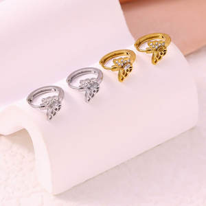 Pendientes de mariposa pequeños y delicados para mujer, en acero inoxidable 316L, chapados en oro PVD de 14k/18k, color oro personalizado. - Product Image 2