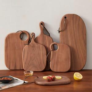 Assiette à dîner en bois de noyer noir, ensemble de vaisselle en bois massif, assiette à collation avec sangle en cuir pour la restauration - Product Image 2