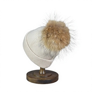 Bonnet unisexe en acrylique rouge avec pompon en fourrure, tricoté à la main, décontracté pour l'hiver, 56-58 cm, adulte - Product Image 4