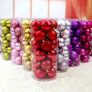 Adornos Navideños Rojos y Dorados Modernos Hechos <span class=keywords><strong>a</strong></span> <span class=keywords><strong>Mano</strong></span> de Alta Calidad, <span class=keywords><strong>Bolas</strong></span> de Plástico Resistentes <span class=keywords><strong>a</strong></span> los Golpes, Impermeables y Ecológicas - Product Image 1