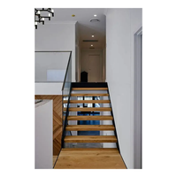 Escalier sur mesure à double poutre, structure en acier en U, marches en hêtre massif, panneaux en verre, finition blanche thermolaquée