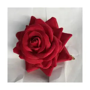 Venta caliente de fábrica Cabeza de Rosa artificial Decoración Cabezas de rosas de terciopelo rojo colorido