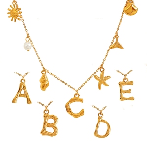 Collares de Joyería Fina y Moderna al por Mayor con Colgante de Cadena de Acero Inoxidable Chapado en Oro de 18K con Iniciales del Alfabeto de 26 Letras Mayúsculas - Product Image 3