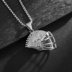 Collier pendentif casque de rugby en acier titane Hip Hop avec pavé de diamants pour homme – Cadeau - Product Image 2