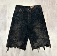 Shorts en denim Boro Sashiko avant-gardistes, base indigo, imprimé patchwork multicolore, ourlet brut déchiré, style grunge, coupe ample, personnalisés