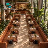 Ensemble de banquettes de restaurant personnalisables en cuir cognac avec base noire, tables à manger en bois, chaises de restaurant en bois, usine OEM ODM Chine