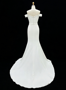 Abito <span class=keywords><strong>da</strong></span> sposa a sirena classico ed elegante con scollo a V, lunghezza al pavimento, con spalline, in raso <span class=keywords><strong>bianco</strong></span> avorio semplice, Collezione 2026 - Product Image 2