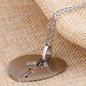 Colgante de acero inoxidable en forma de corazón con dije de llave para uso diario - Product Image 3