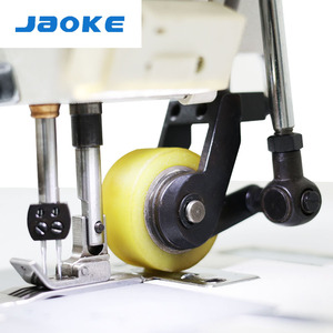 Nouvelle machine à coudre industrielle à point de chaînette double aiguille à lit plat, haute vitesse, lubrification automatique, entraînement arrière. - Product Image 4