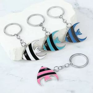Llavero de Pez de Dibujos Animados, de Aleación de Zinc, Metal Esmaltado, Accesorio de Recuerdo, Diseño a Rayas Rosa, Azul, Negro y Blanco - Product Image 1