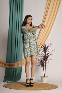 Impression de créateur attrayante Robe blanche élégante unique et évasée imprimée à fleurs pour femmes-Achetez des articles de robes à la mode - Product Image 6