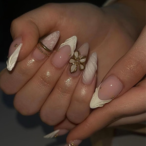 Faux ongles press-on blancs en dentelle, courts, en forme d'amande, avec motifs dorés sculptés, faits à la main - Product Image 3