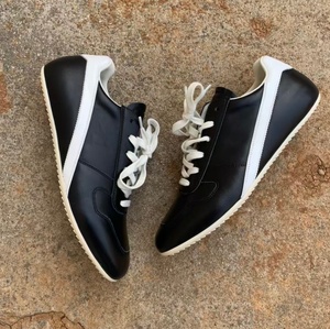Chaussures de sport en cuir de luxe de créateur avec des rayures triangulaires simples. Sandales basses décontractées. Convient aux hommes et aux femmes - Product Image 3