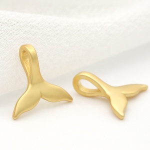 Venta al por mayor de la fábrica tonto chapado en oro 14K chapado en oro de latón de cola de pescado en forma de encanto - Product Image 3