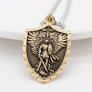 Collana con Ciondolo a Scudo in Acciaio al Titanio per Uomo, Stile Retrò Personalizzato Europeo e Americano con Croce e Angelo Guerriero - Product Image 2