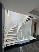 Escalier courbé avec plaque de base courbée, poutre courbée avec support inférieur, structure stable