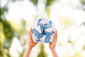 Ballon de football classique bicolore - Ensemble de 6 modèles pour la vente en gros, ballon de sport durable taille 5 - Product Image 3