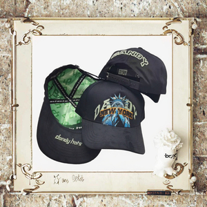 En stock: Gorras de béisbol deportivas Fuerza Regida personalizadas de 5 paneles con visera ancha, estilo camionero de gamuza, con patrón de letras en tela común. - Product Image 3
