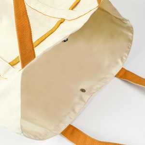 Bolsa de Lona Resistente y Lavable con Logotipo Personalizado, Ribete Naranja y Bolsillos Laterales, Ideal para el Trabajo, la Escuela y el Tiempo Libre - Product Image 4