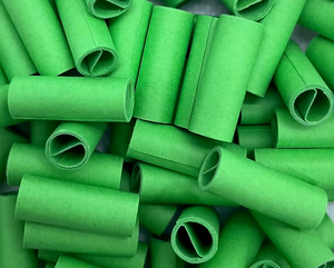 Tubes en papier vert pour la fabrication de pompons décoratifs - Product Image 1