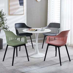 Chaise TUQ <span class=keywords><strong>2026</strong></span>, chaises en plastique durables avec dossier respirant, design moderne, vente en gros, empilable, chaise de salle à manger en plastique PP pour café - Product Image 1