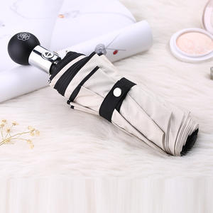Paraguas Automático Plegable de Tres Secciones Camellia, Blanco y Negro con Diseño Floral, Varillas de Aleación, Apertura Automática con Botón, para Uso en Días Soleados y Lluviosos, 380g - Product Image 1