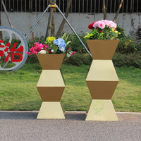 Pot de fleurs géométrique contemporain en métal, grand récipient décoratif en acier pour plantes, idéal pour la décoration intérieure de galeries d'art modernes