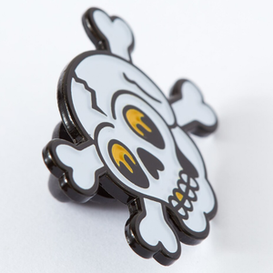 Broche Crâne Personnalisée en Acier Inoxydable 316L, Épinglette Émaillée Os Croisés, Badge Illustration Tatouage Crâne et Os Croisés - Product Image 4