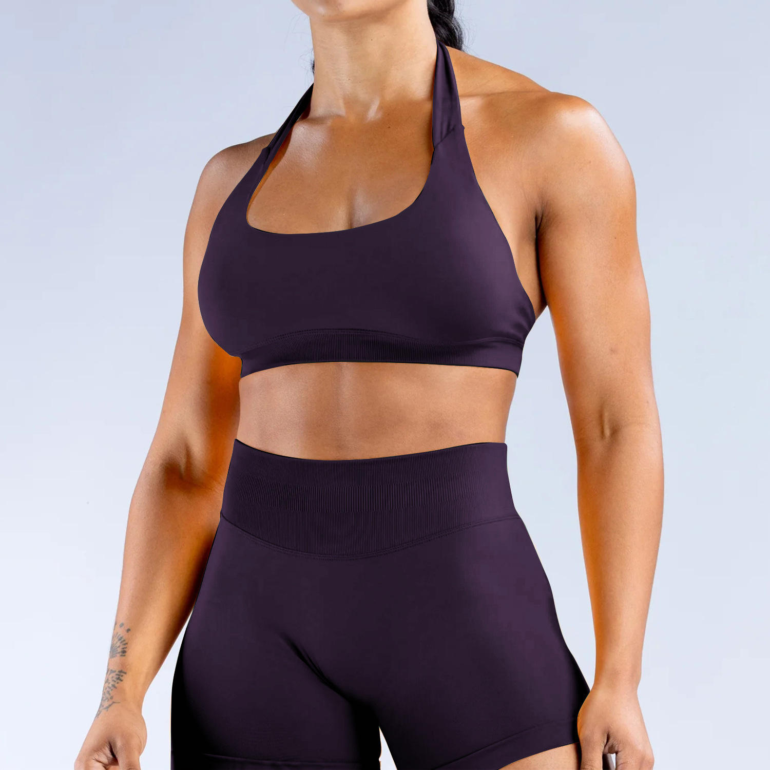 บราแบบคล้องคอสีม่วงองุ่นและกางเกงขาสั้นสีม่วงองุ่น