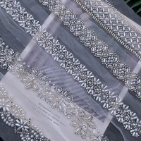 Gillian Wholesale - Accessoires vestimentaires : Dentelle en maille brodée à la machine, richement perlée, avec perles de riz et décoration de perles