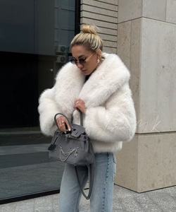 Giacca Soffice in Ecopelliccia di Volpe Stile Americano, Cappotto di Marca da <span class=keywords><strong>Donna</strong></span> Taglie Forti con Collo Alto e Manica Lunga - Product Image 2