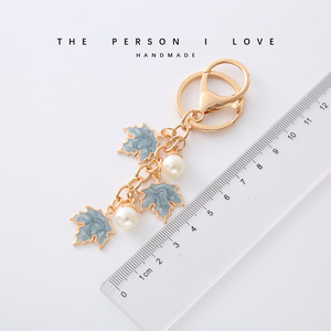 ขายดีพวงกุญแจโลหะผสมขนาดเล็กรูปการ์ตูนน่ารักกระเป๋าคู่รักพวงกุญแจรูป<span class=keywords><strong>ผีเสื้อ</strong></span>ใบเมเปิ้ลทำจากโลหะ - Product Image 2