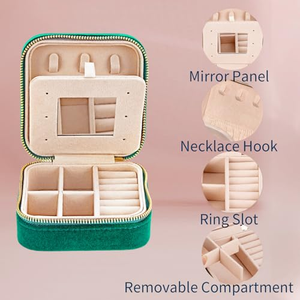 Caja de Almacenamiento de Joyas Portátil de Terciopelo Vintage Personalizada con Espejo, Organizador de Anillos y Collares - Product Image 4