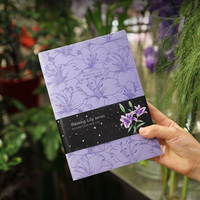 Carnet à couverture souple avec impression florale en relief, perforation 3 trous, s'ouvre à plat (180 degrés), sensation premium, logo personnalisable, couleur personnalisable