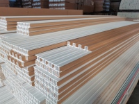 Panneaux de mur intérieur de rainure de revêtement de lattes de plafond en plastique en bois de film de PVC de Wpc imperméables de Wpc pour l'intérieur décorent