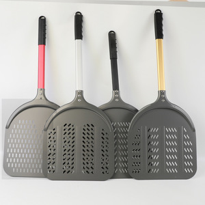 <span class=keywords><strong>Pelle</strong></span> à pizza en alliage d'aluminium perforée en forme de <span class=keywords><strong>pomme</strong></span> de 12 pouces avec manche allongé pour la cuisson au four et le retournement des pizzas - Product Image 3