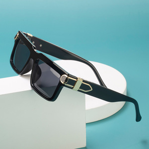 Lunettes de soleil carrées tendance noires unisexes avec verres PC UV400 pour la protection solaire, idéales pour les voyages et la conduite - Product Image 1