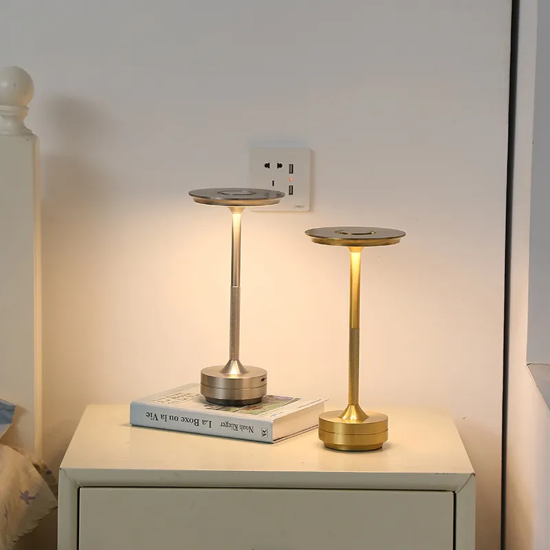 Gece işıkları için yeni Modern LED masa lambası oturma odası yatak kapalı dekor lambası sevimli taşınabilir şarj edilebilir alüminyum altın siyah