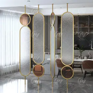 现代风格不锈钢屏幕装饰，用于带玻璃的客房酒店入口隔断