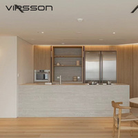 Ensemble de meubles de cuisine modernes en chêne clair avec îlot en travertin, plan de travail en bois, réfrigérateur intégré, design personnalisé