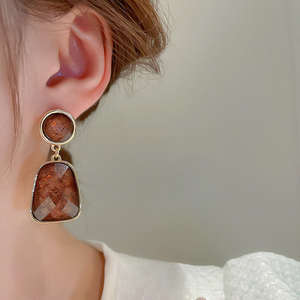 Sac haut de gamme 18 carats avec boucles d'oreilles en cristal coloré brossé à bordure dorée, boucles d'oreilles polyvalentes, accessoires de boucles d'oreilles - Product Image 1