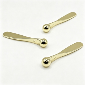 Mini Aplicador de Crema Facial Dorado, Cuchara Cosmética Pequeña de Metal, Espátula Cosmética de Aleación de Zinc para el Cuidado de la Piel - Product Image 1