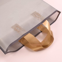 Sacs à provisions en plastique givré mat imprimé de logo personnalisé emballage de chaussettes anti-odeurs sacs rétractables en PE transparent poignées emballés en carton