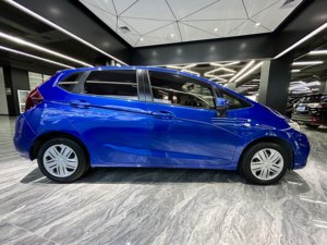 <span class=keywords><strong>Honda</strong></span> Fit d'<span class=keywords><strong>occasion</strong></span> 2019 Berline 1.5L Automatique Traction avant Conduite à gauche Prête à l'exportation Bon état Cuir foncé Toit ouvrant Phares Xénon - Product Image 4