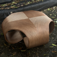 Table basse en bois massif avec cadre en bois clouté à la main, revêtement complet intérieur et extérieur, fabrication artisanale