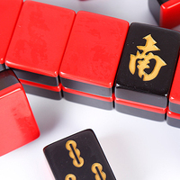 Tuiles de Mahjong rouges et noires Police dorée Ensemble de Mahjong personnalisé de luxe frotté à la main de style japonais créatif